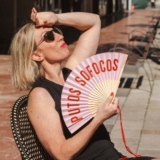El abanico de los “p*tos sofocos”: el accesorio que va siempre contigo 🥵💗