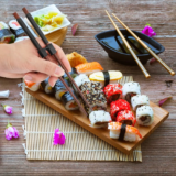 Ayudantes para palillos: el truco barato para aprender sushi sin hacer el ridículo
